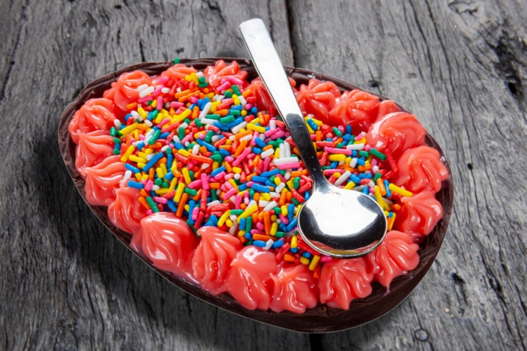 Ovo de Páscoa de chocolate ao leite com recheio de bicho de pé e granulado colorido