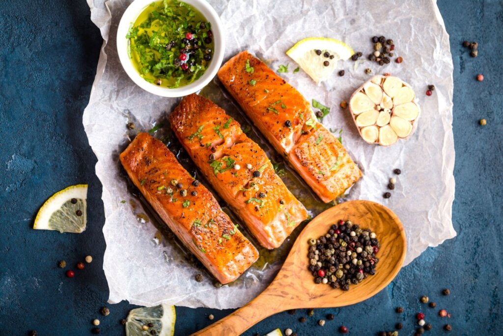 Filé de salmão com ervas, temperos em fundo de concreto rústico