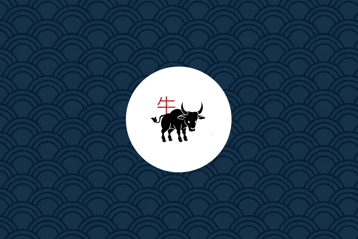 Ilustração de um búfalo preto robusto com chifres pontiagudos, posicionado de perfil dentro de um círculo branco central. À esquerda do animal, o caractere chinês para boi/búfalo (牛) está escrito em vermelho. A imagem possui um fundo azul-escuro decorado com um padrão repetitivo de ondas orientais.