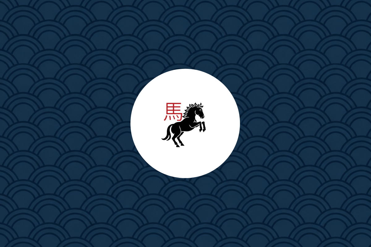 Ilustração de um cavalo preto empinando, dentro de um círculo branco central. À esquerda, vê-se o caractere chinês para cavalo (馬) em vermelho. O fundo possui um padrão de ondas orientais em tons de azul.
