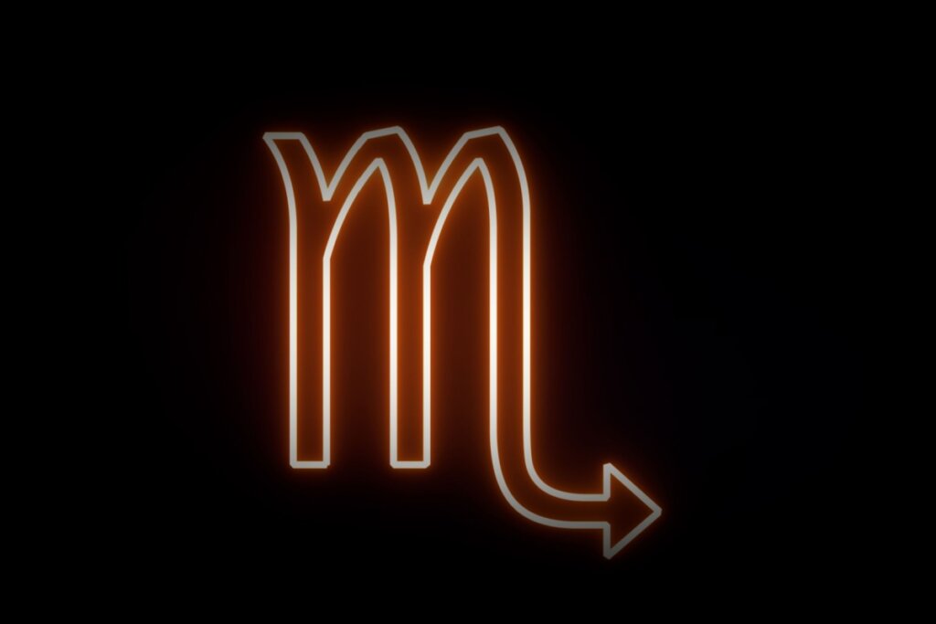Ilustração digital do símbolo de Escorpião (uma letra "M" com uma ponta em forma de flecha no final, representando um ferrão). O símbolo brilha em neon laranja e branco sobre um fundo preto.