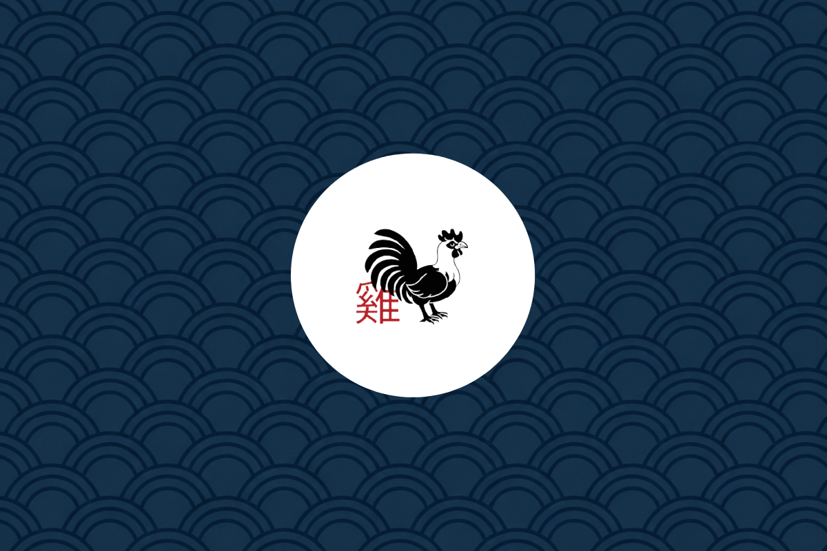Ilustração de um galo preto e branco de perfil, dentro de um círculo branco centralizado. À esquerda, encontra-se o caractere chinês para galo (雞) em vermelho. O fundo possui um padrão de ondas orientais em tons de azul.