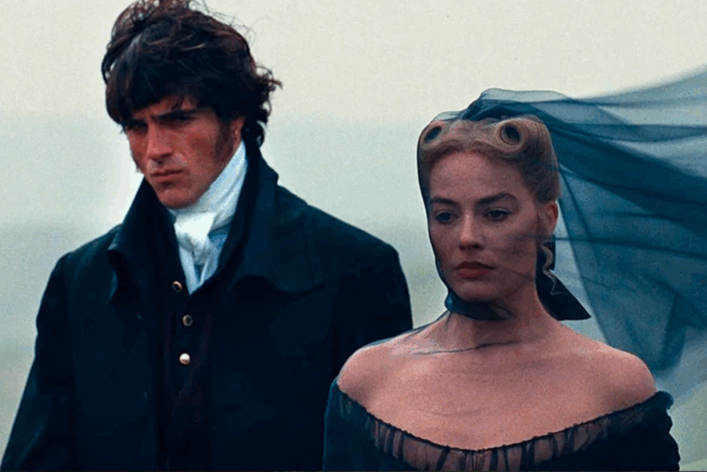 Homem e mulher vestindo trajes antigos posando em paisagem nebulosa