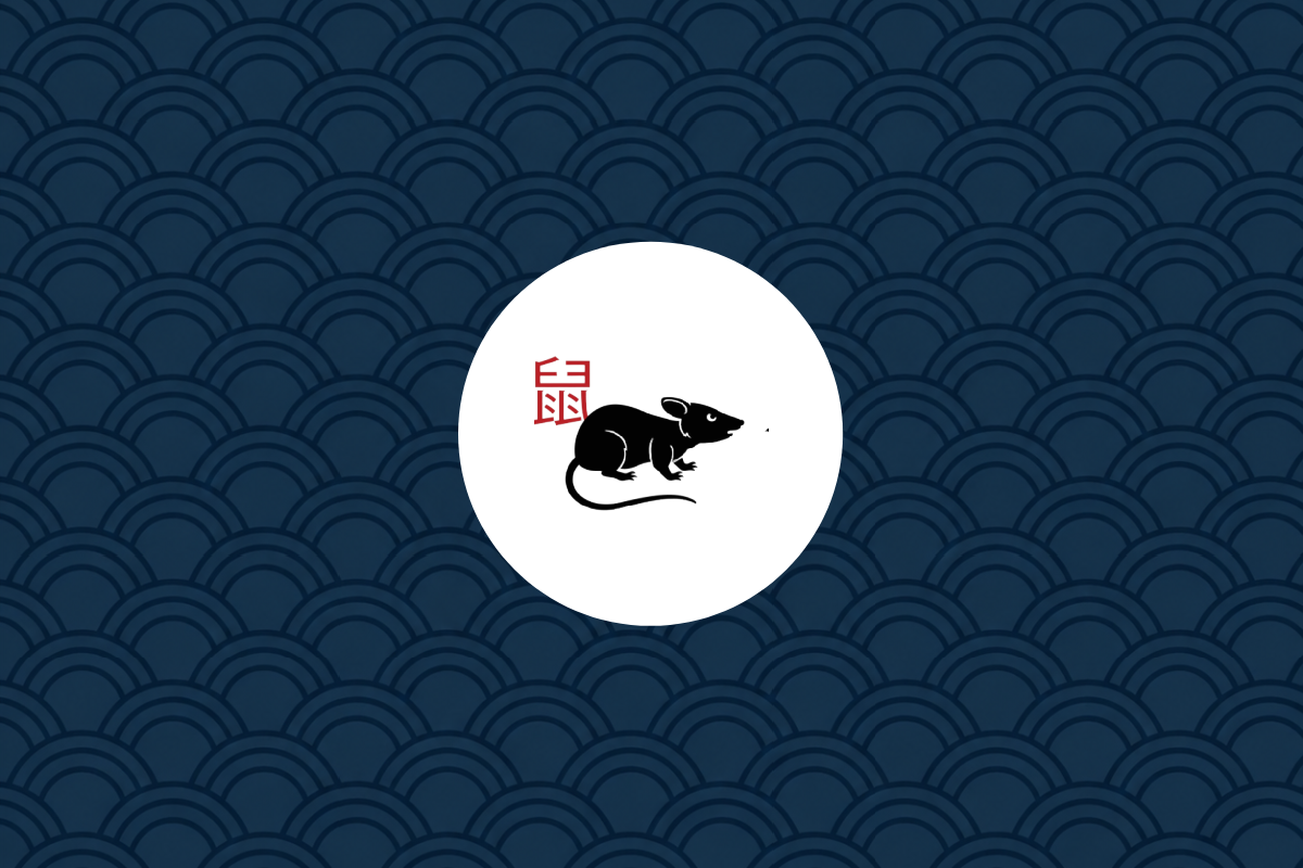 Ilustração de um pequeno rato preto de perfil com uma cauda longa e curvada, situado dentro de um círculo branco. À esquerda, encontra-se o caractere chinês para rato (鼠) em vermelho. A imagem possui um fundo azul-escuro decorado com um padrão repetitivo de ondas orientais.