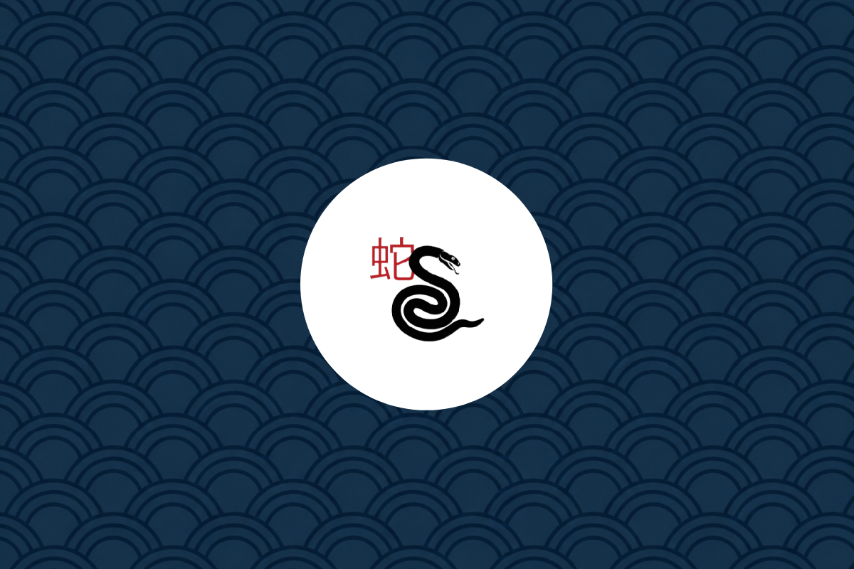 Ilustração de uma serpente preta sinuosa com a língua à mostra, dentro de um círculo branco. À esquerda, está o caractere chinês para serpente (蛇) em vermelho. O fundo possui um padrão de ondas orientais em tons de azul.
