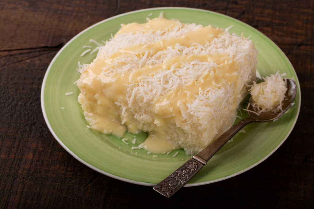 Bolo de tapioca com leite condensado e coco em prato verde