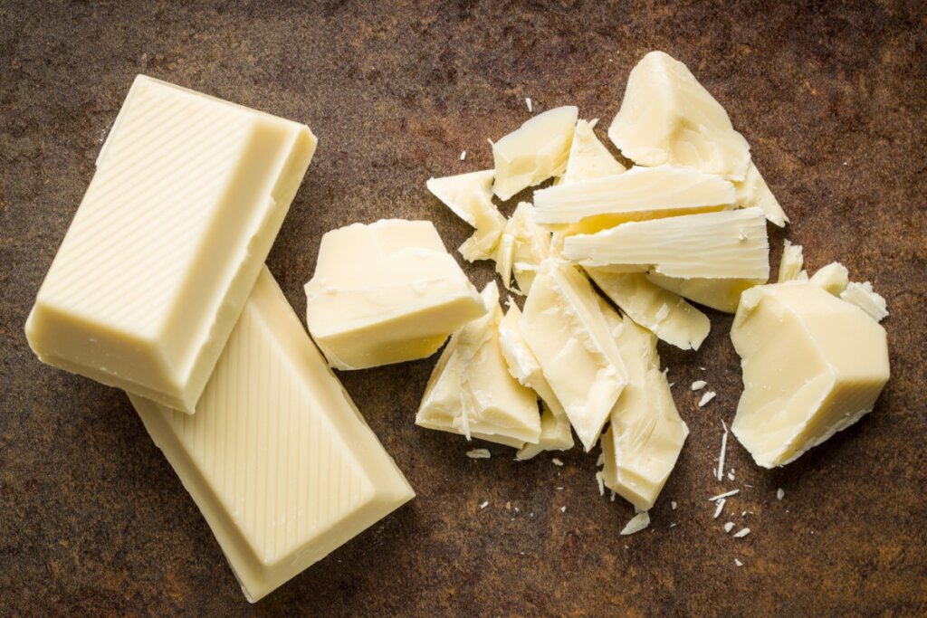 pedaços de chocolate branco sobre superfície marrom