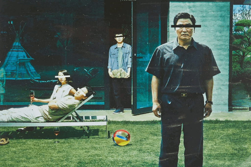 Imagem de um jardim com homem com cabelo curto, usando camisa de manga curta azul-escura e calça preta parado na grama com tarja preta nos olhos, um casal sentado em cadeiras usando roupas claras e tarja preta nos olhos e um jovem ao fundo usando calça preta, camisa jeans e camiseta cinza com tarja preta nos olhos