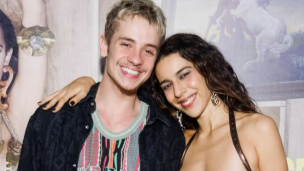 Juliano Floss e Marina Sena sorrindo