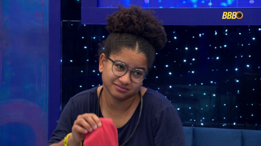 Milena com o rosto inclinado para a esquerda