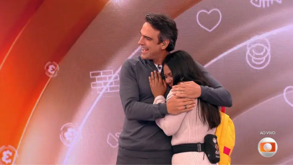 Tadeu Schmidt abraça Chaiany