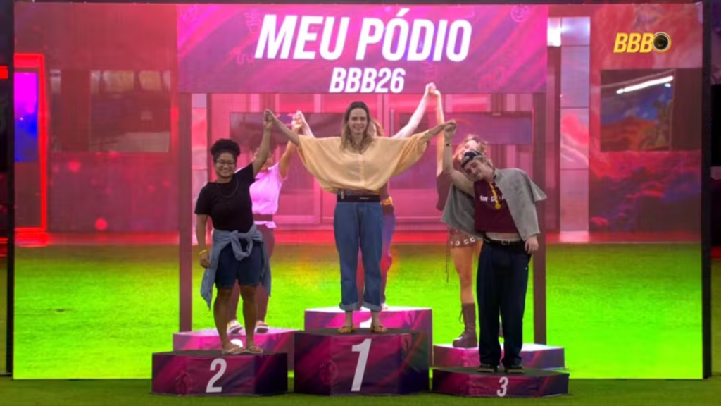 Pódio com Ana Paula em primeiro, Milena em segundo e Juliano Floss em terceiro