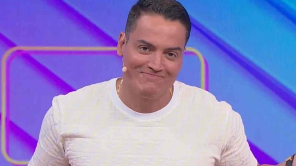 Leo Dias usando blusa branca