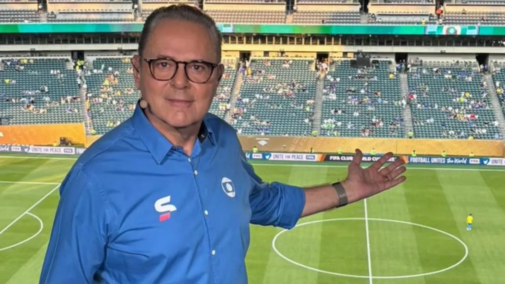 Luis Roberto com campo de futebol atrás