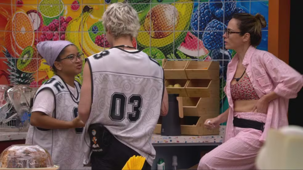 Milena, Juliano e Ana Paula conversando na cozinha da casa