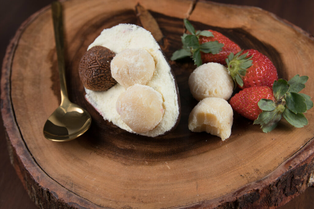 Ovo de Páscoa com beijinho e brigadeiro polvilhado com leite em pó 