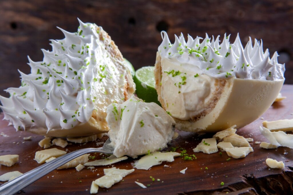 Ovo de Páscoa de chocolate branco com recheio de musse de limão e merengue com raspas de limão em cima 