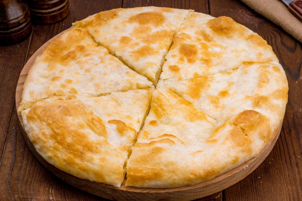 pão de queijo de frigideira redondo e cortado em oito fatias