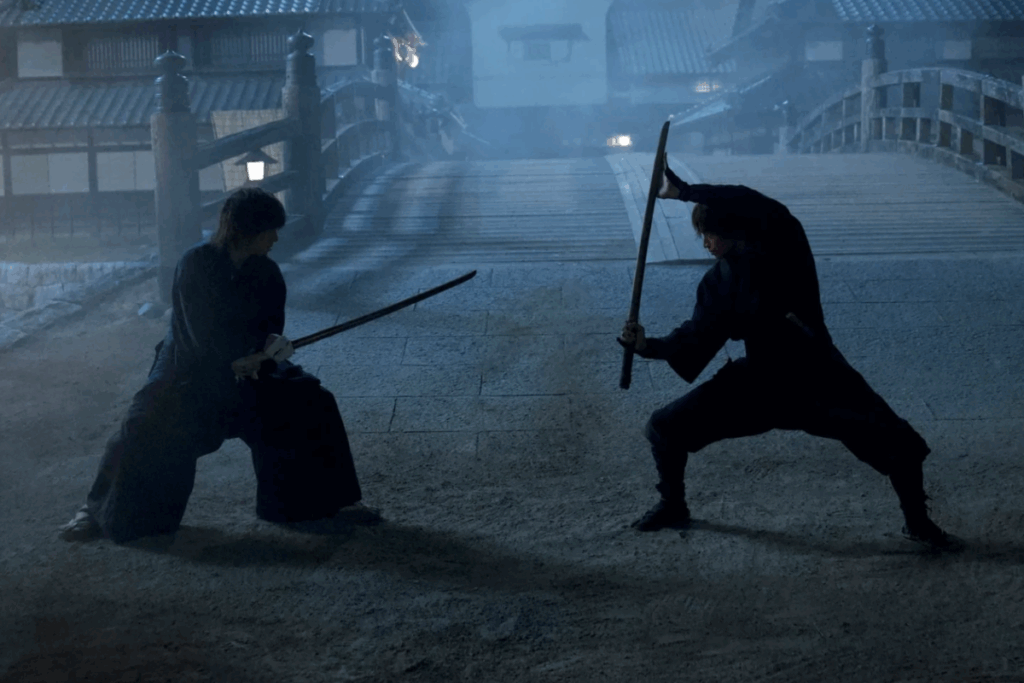Dois samurais se enfrentando com katanas em uma ponte enevoada à noite