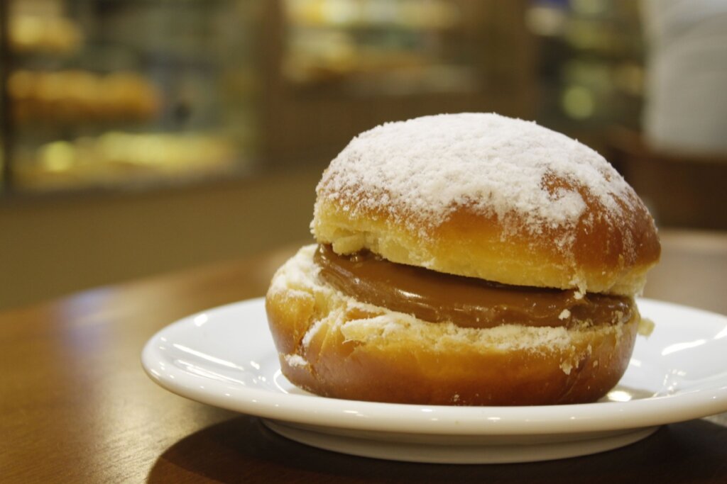 Sonho de padaria de doce de leite em um prato branco 