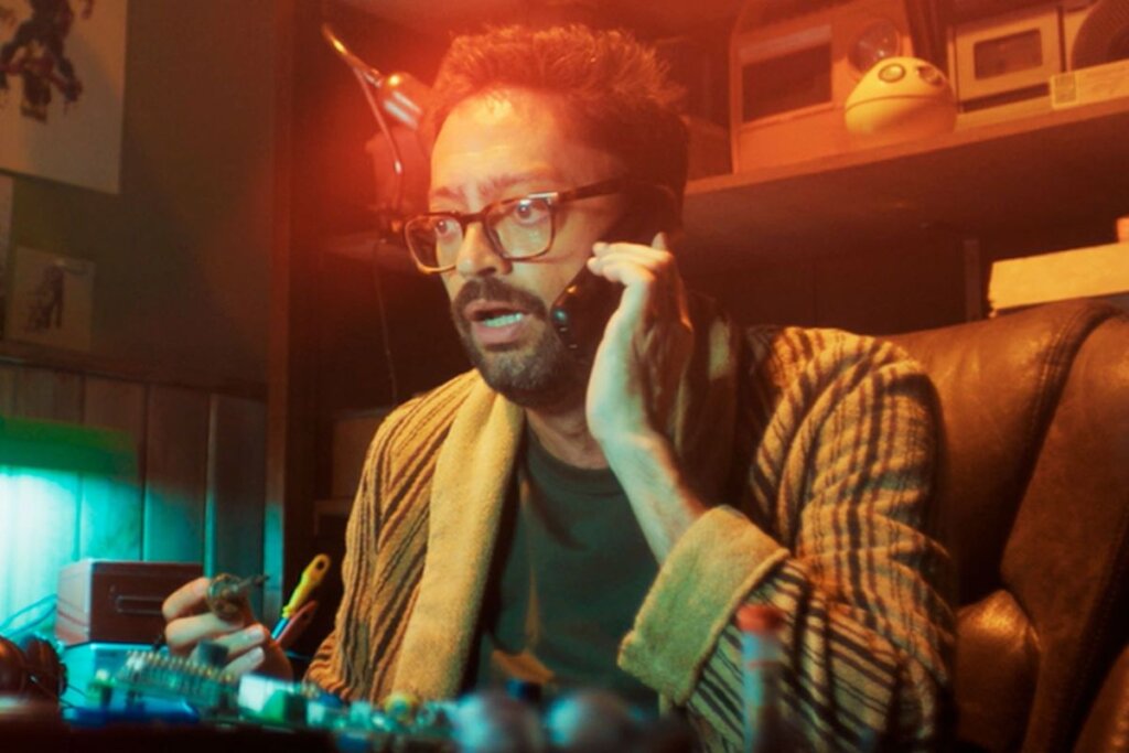 Cena do protagonista de "Cansei de Ser Nerd" falando no telefone
