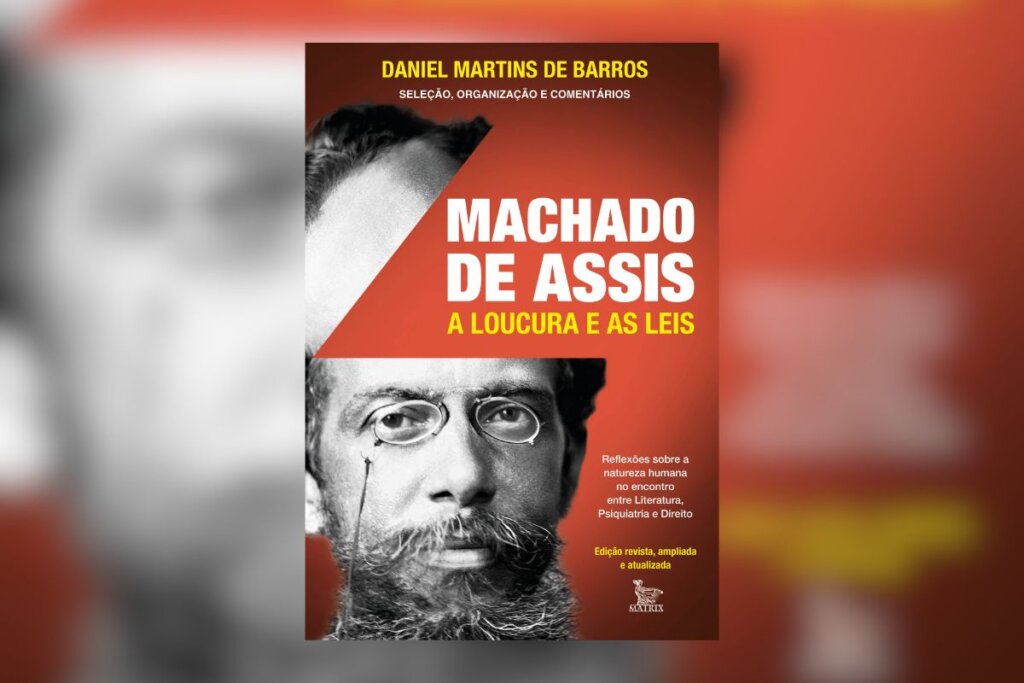 Design moderno com fundo vermelho e marrom. Apresenta um close-up em preto e branco do rosto de Machado de Assis, destacando seu olhar através do pincenê.