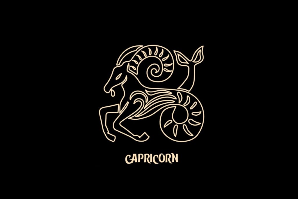 Ilustração em estilo de arte de linha bege sobre um fundo inteiramente preto, representando o signo astrológico de Capricórnio. A imagem retrata a criatura mitológica do signo: uma cabra com cauda de peixe espiralada e barbatanas, exibindo grandes chifres curvados e ornamentados com pequenos arcos. Abaixo do desenho, está escrita a palavra "CAPRICORN" em uma fonte estilizada temática.