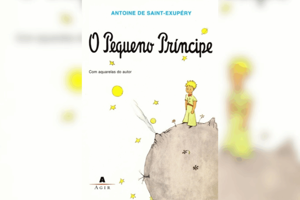 A capa icônica mostra a ilustração clássica do Pequeno Príncipe: um menino de cabelos amarelos e capa verde, em pé sobre um pequeno asteroide. Ele está cercado por pequenas estrelas amarelas e três vulcões (um ativo com fumaça). O fundo é branco, com o título "O Pequeno Príncipe" em letras cursivas pretas e o nome do autor Antoine de Saint-Exupéry no topo em azul.