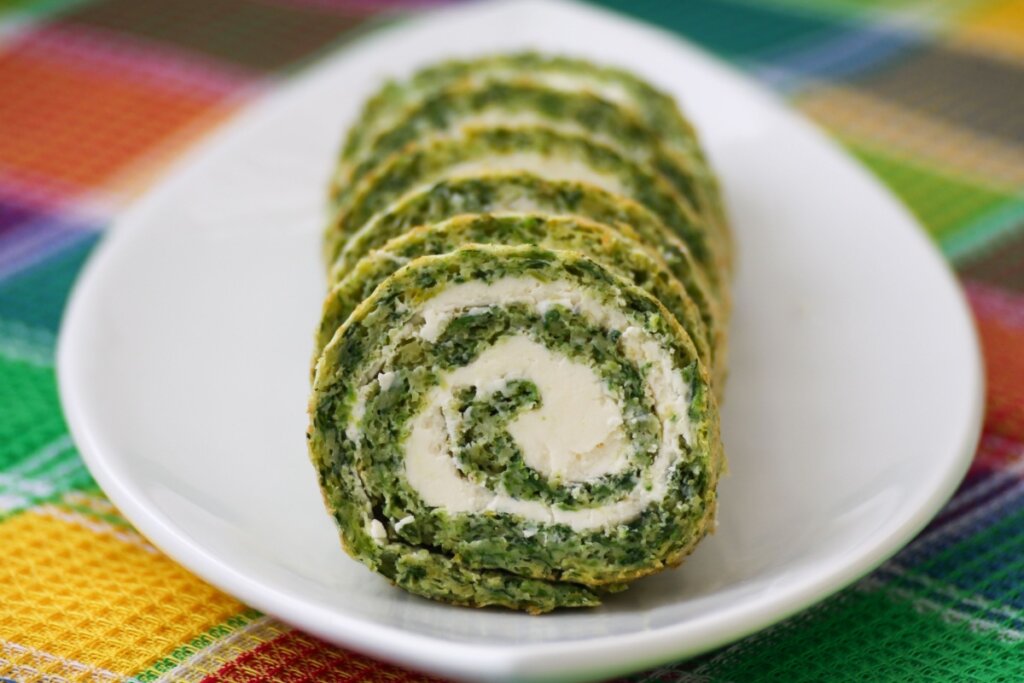 Fatias de rocambole de espinafre com tofu em prato branco