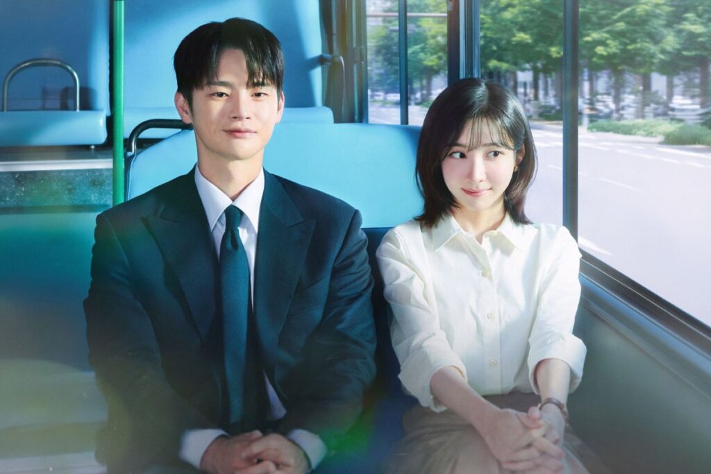 Casal de "See You At Work Tomorrow!", sentados lado a lado em um ônibus 