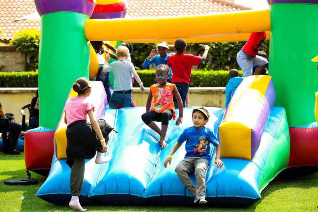 Crianças brincando em um brinquedo inflável