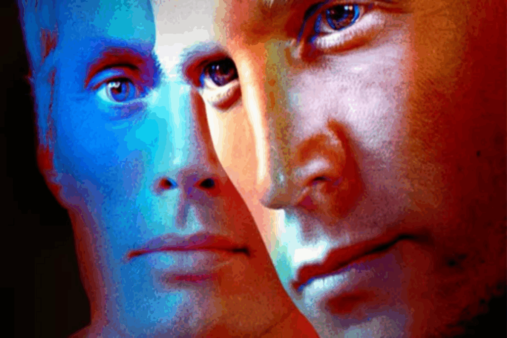 Imagem do rosto de dois homens um lado do outro, um com uma luz azul e outro com luzes em tons de vermelho