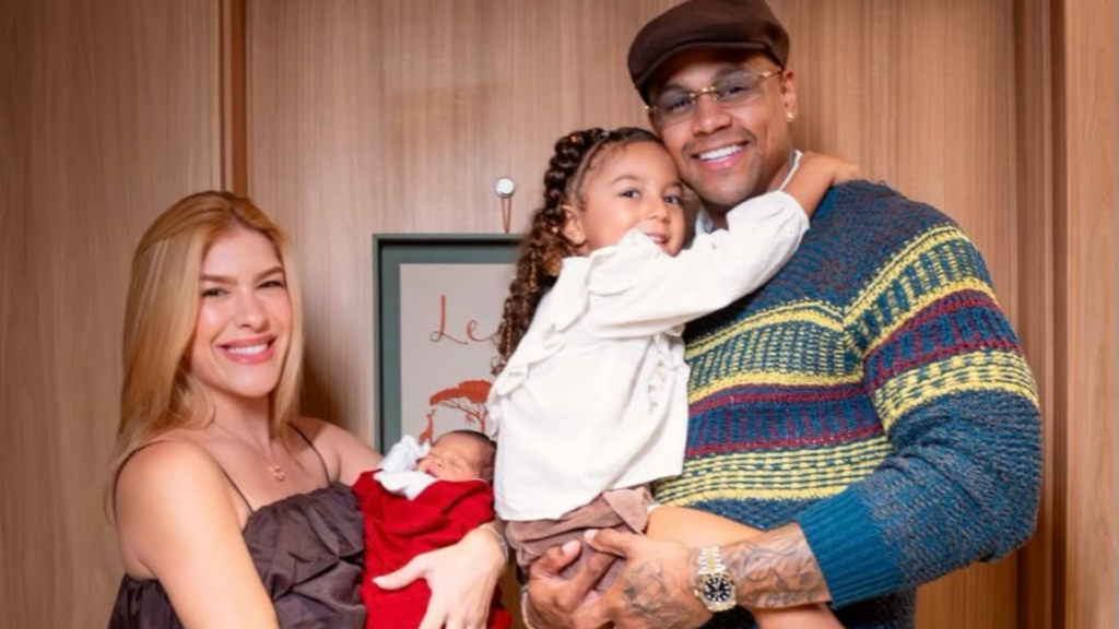 Lore Improta e Leo Santana com os filhos nos braços