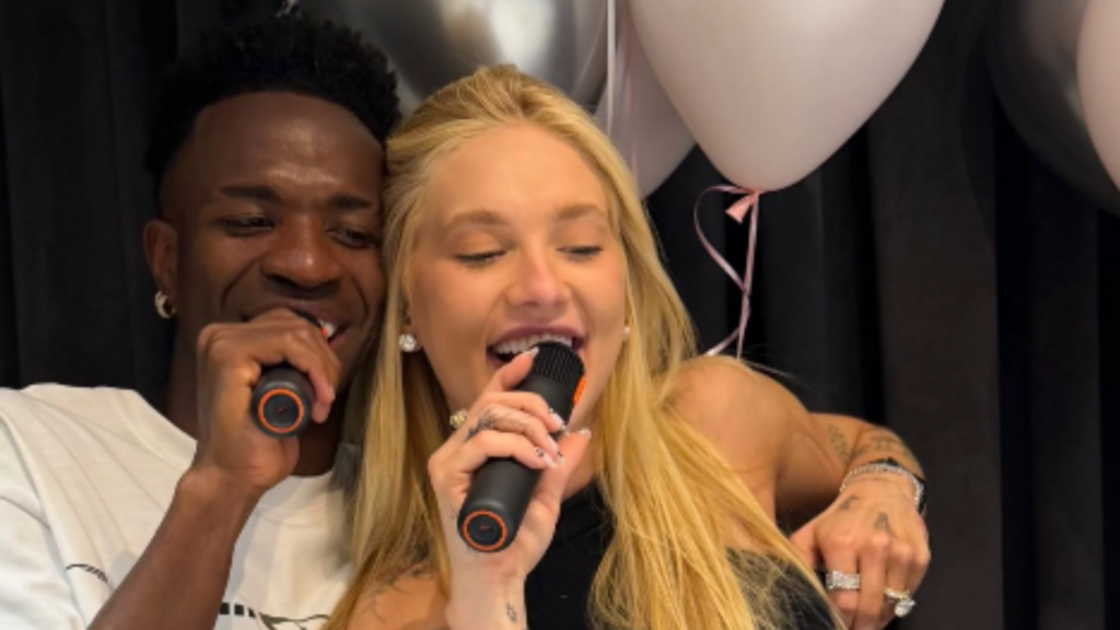 Vini Jr e Virginia cantando em karaokê
