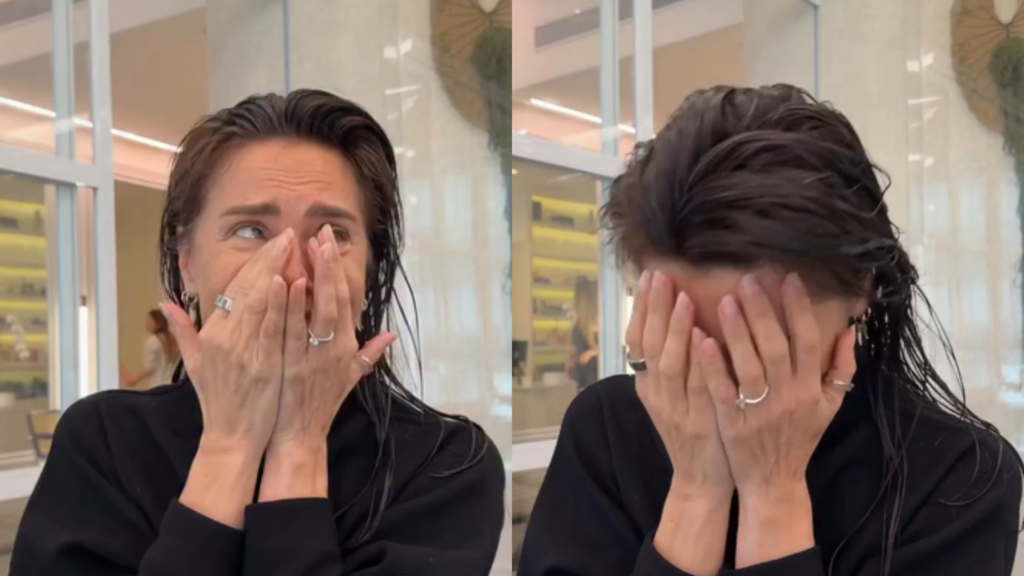 Carolina Dieckmann com expressão preocupada antes de cortar o cabelo