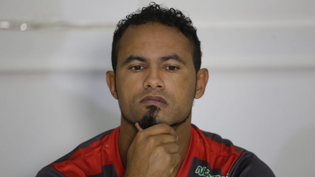 Goleiro Bruno com a mão no queixo