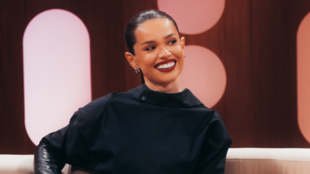 Juliette sorrindo