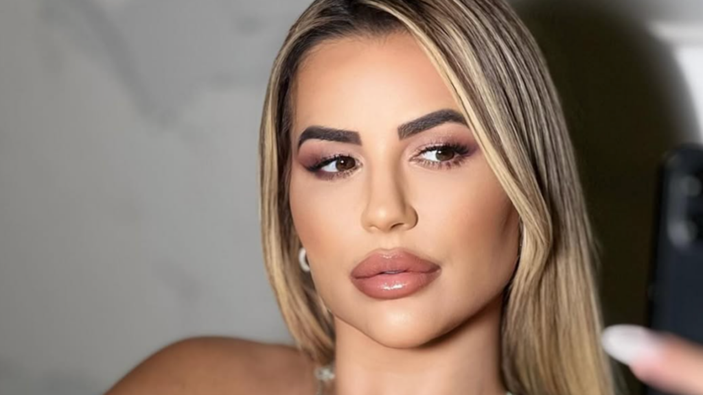 Deolane Bezerra em foto no espelho