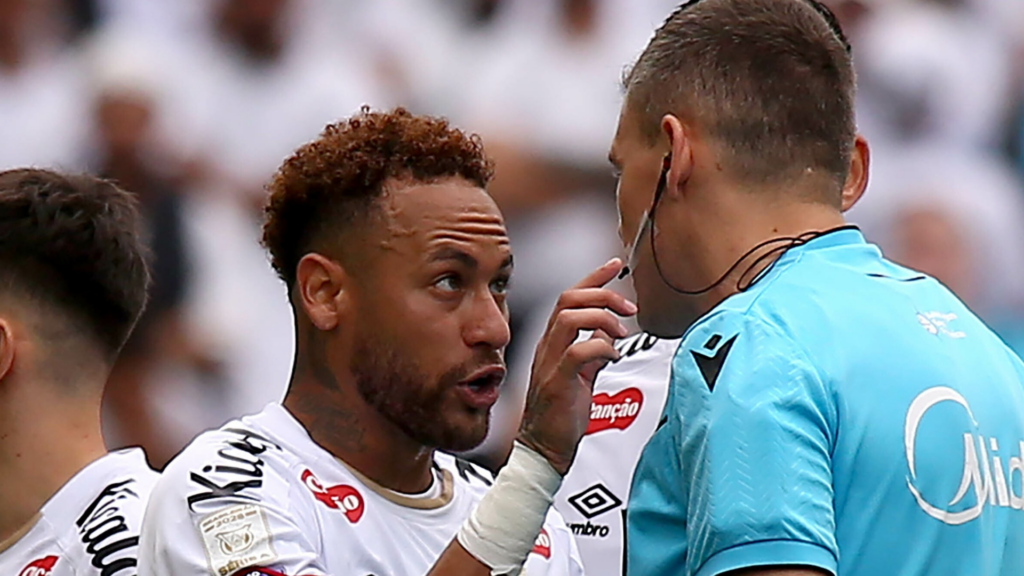 Neymar discutindo com árbitro