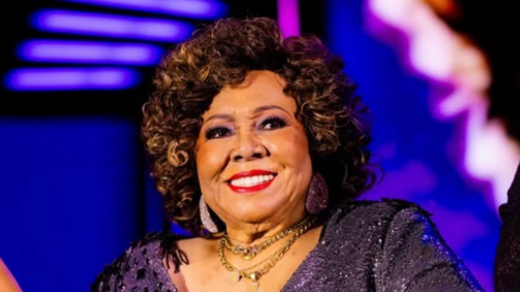 Alcione sorrindo