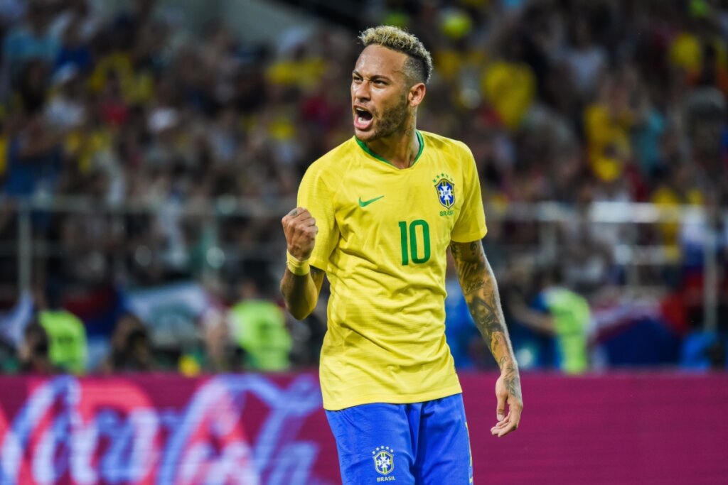 Jogador Neymar em campo com a seleção brasileira