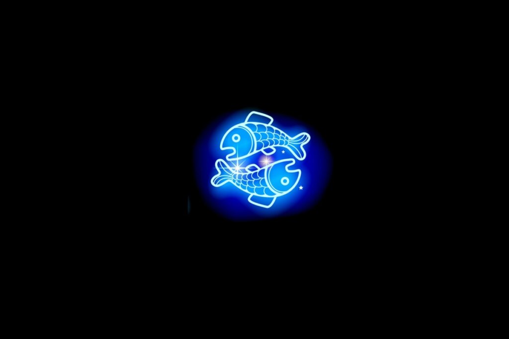 Ilustração do signo de peixes em azul sobre um fundo preto