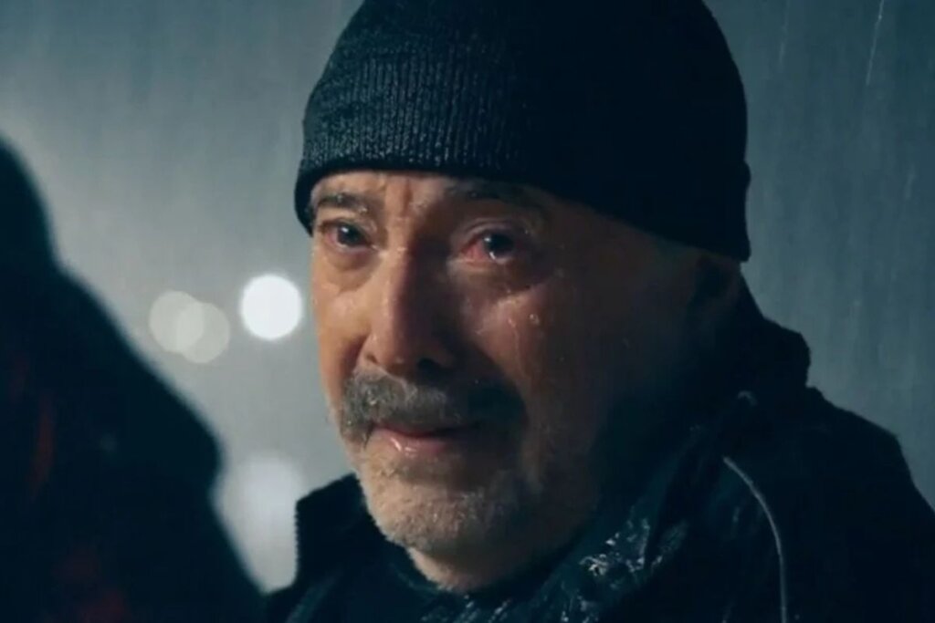 Tony Ramos em cena de "Quem Ama Cuida", usando touca e chorando