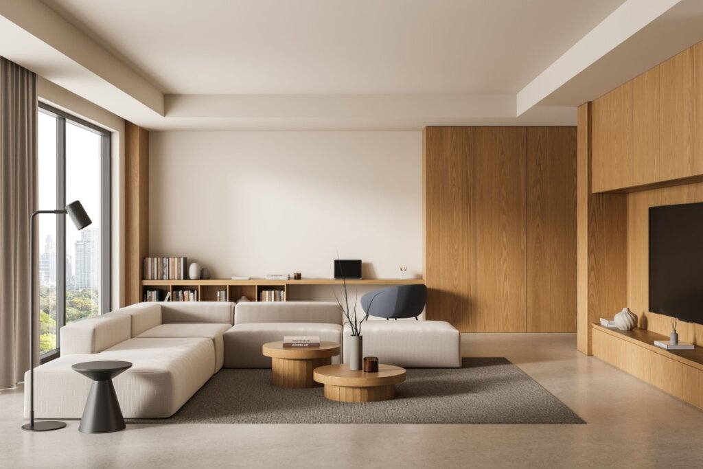Interior contemporâneo da sala de estar com sofá secional bege, painéis de madeira, mesas redondas, e janela de vista da cidade