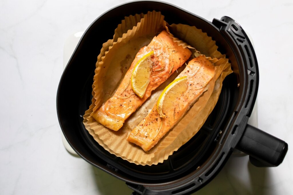 Air fryer com salmão grelhado com limão-siciliano