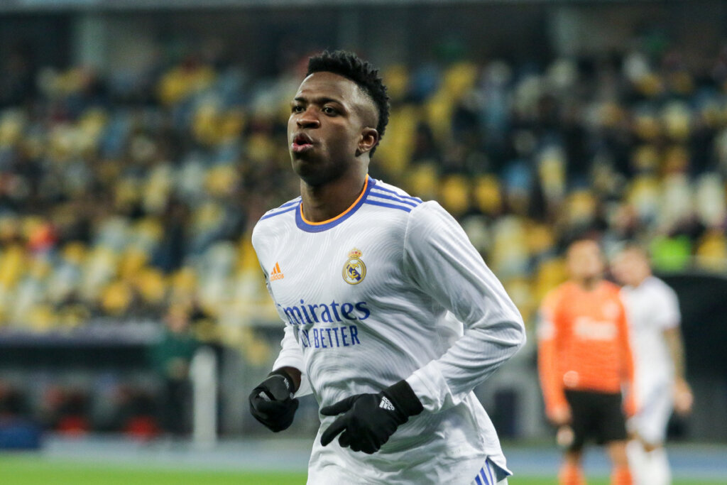 Vini Júnior em estádio de futebol com a camisa do Real Madrid