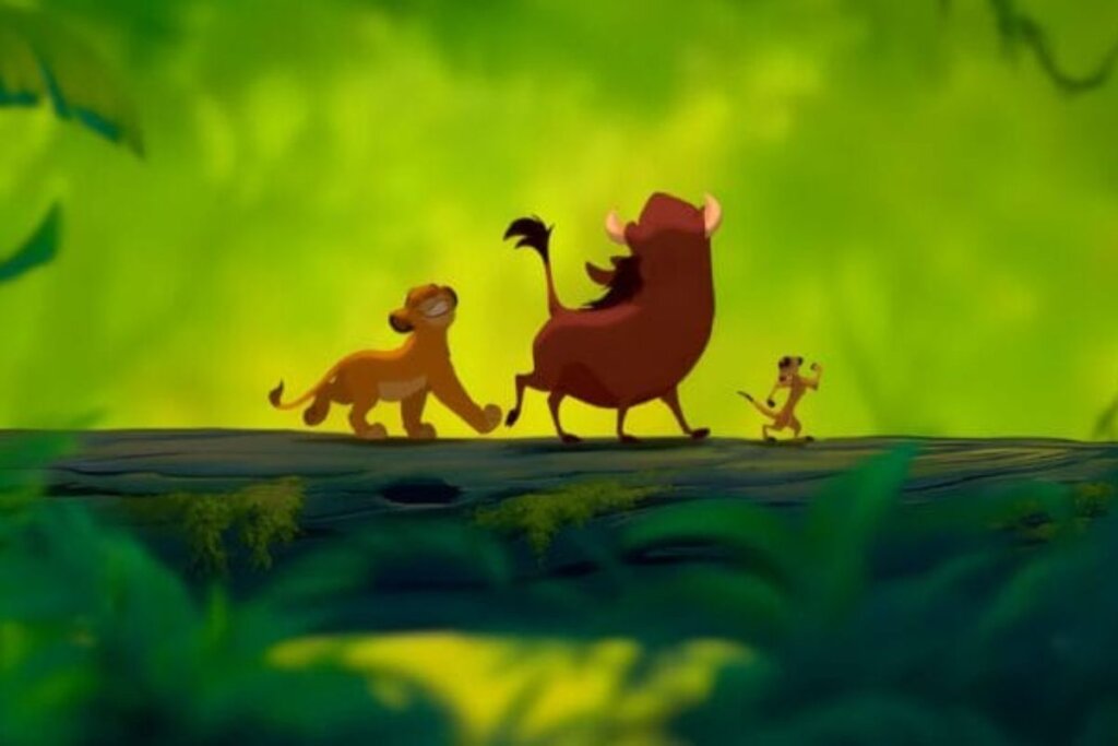 Simba, Timão e Pumba andando em fileira em  uma floresta em "O Rei Leão"
