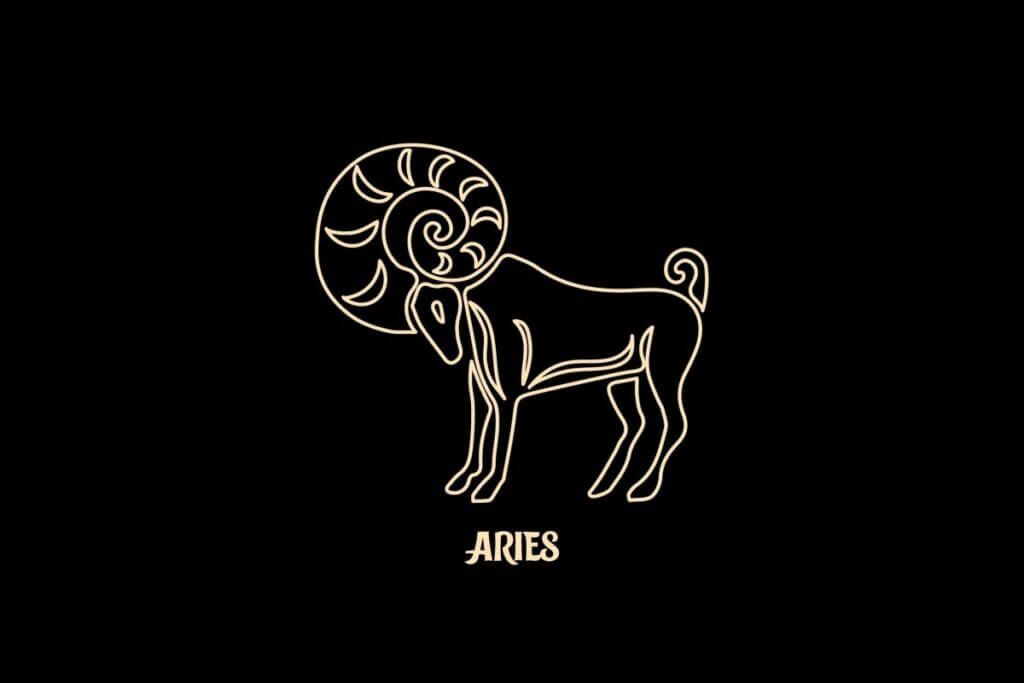 Ilustração em estilo de arte de linha bege sobre um fundo preto, representando o signo astrológico de Áries. A imagem mostra um carneiro de perfil, destacando um grande chifre em espiral ornamentado com padrões em formato de meias-luas. Abaixo do desenho, está escrita a palavra "ARIES" em uma fonte estilizada.