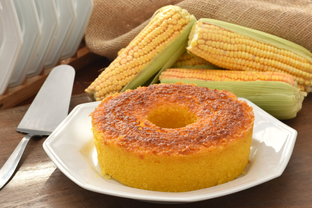 Bolo de milho em cima de um prato branco