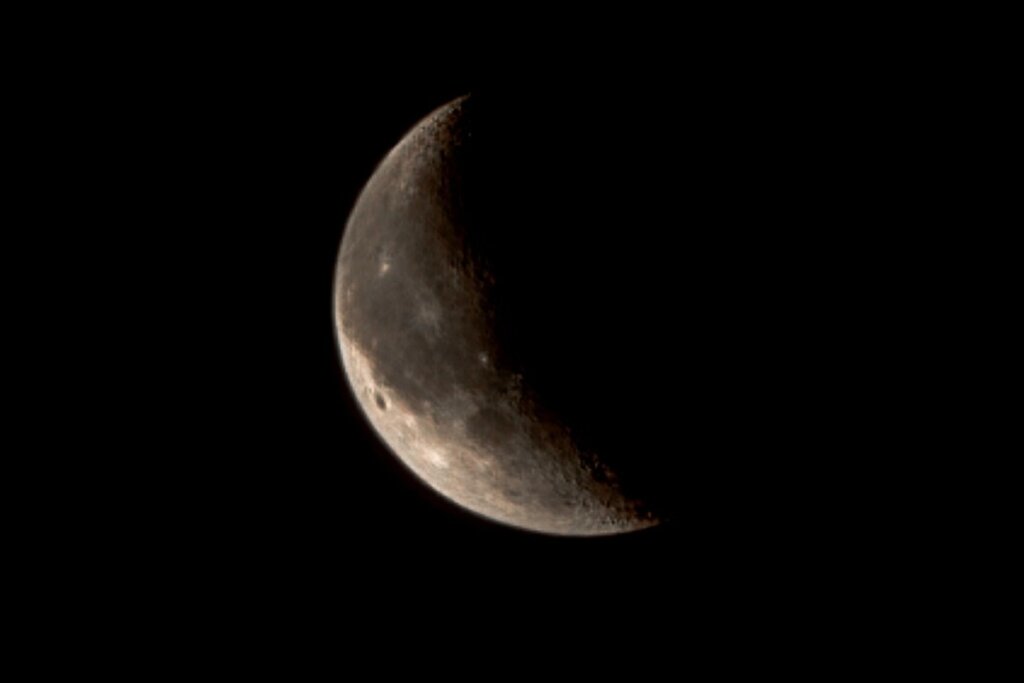 Lua crescente em um fundo preto